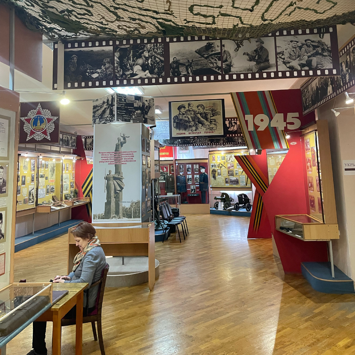 Зал на первом этаже. Экспонаты ВОВ.