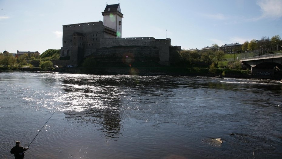 Автор фото: Андрей Федоров / Trend. Вид на Нарву с российского берега.