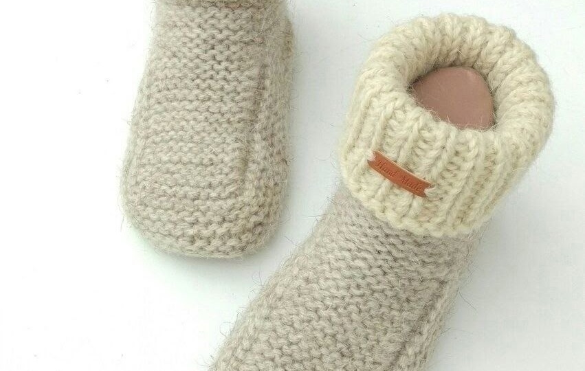 Вязаные тапочки-сапожки для дома
