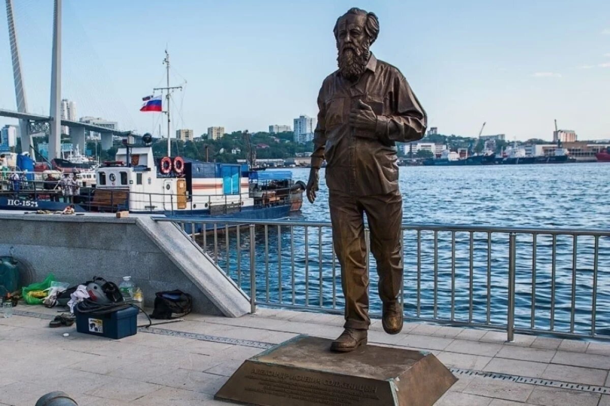    Памятник писателю Солженицыну уберут с Корабельной набережной Владивостока