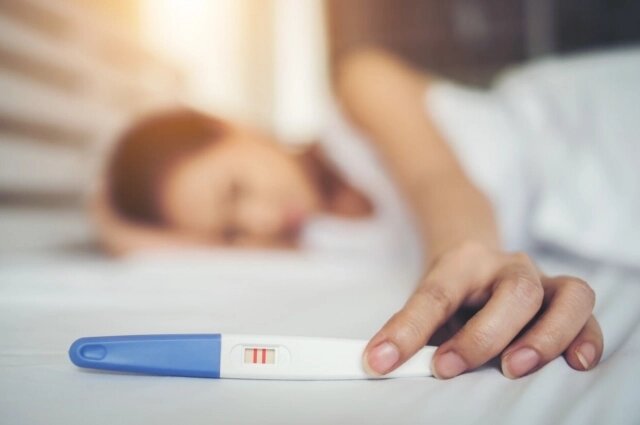    Как только тест показал две полоски, нужно сразу идти к акушеру‑гинекологу. Фото: freepik.com