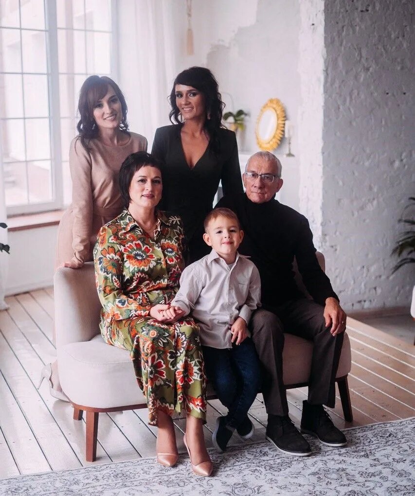 В семейном кругу: с супругом, дочерьми и внуком