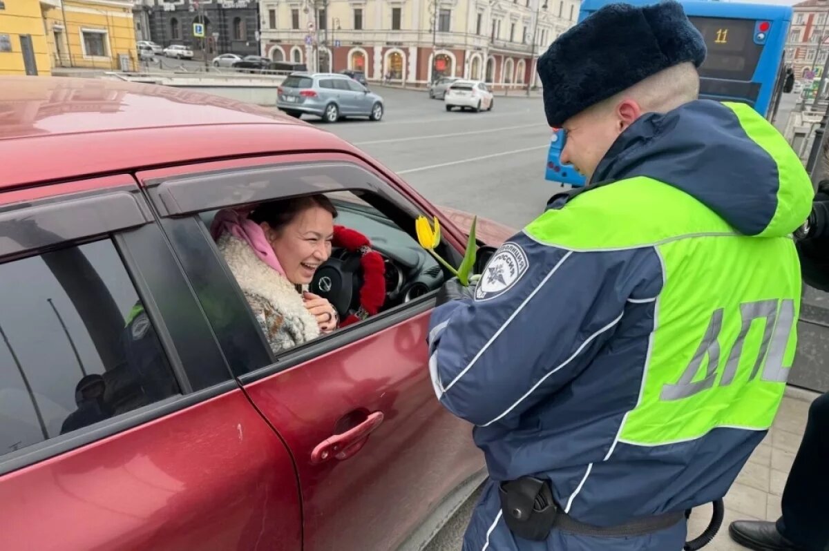    «Цветочный патруль» поздравил женщин-водителей Владивостока с праздником