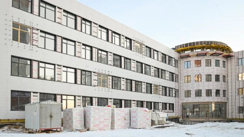     Строительство средней школы по адресу: ул. Попова, 130. Фото предоставлено пресс-службой Администрации Барнаула.