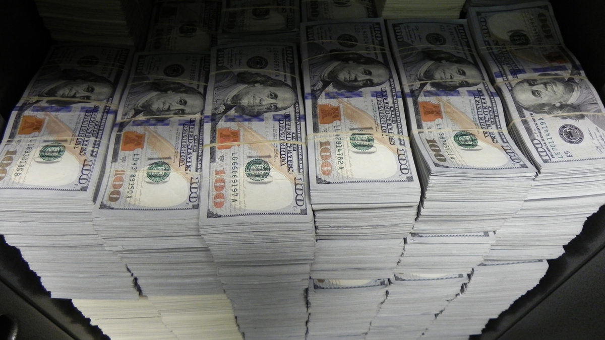    Деньги доллары пачки стопки купюры http://www.ibtimes.co.uk