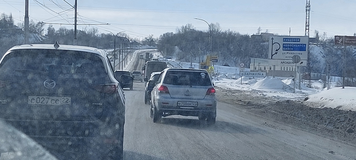 Поднимаемся на Гору по Змеиногорскому тракту. От передних машин мокрая пыль на стекле: весна.
