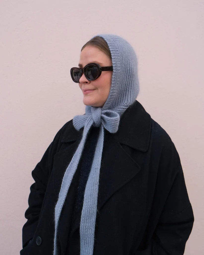 Вязаный спицами чепец с длинными завязками.