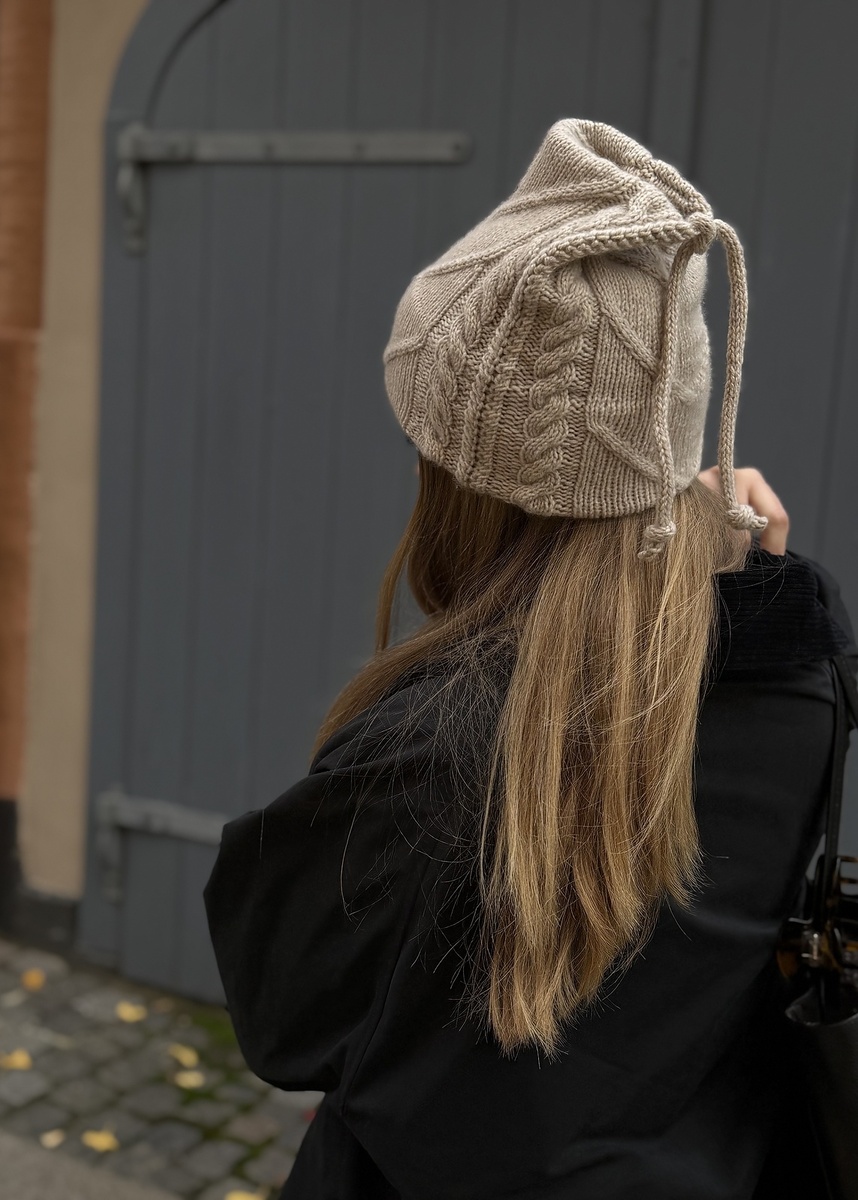 Вязаная спицами шапочка с косами.