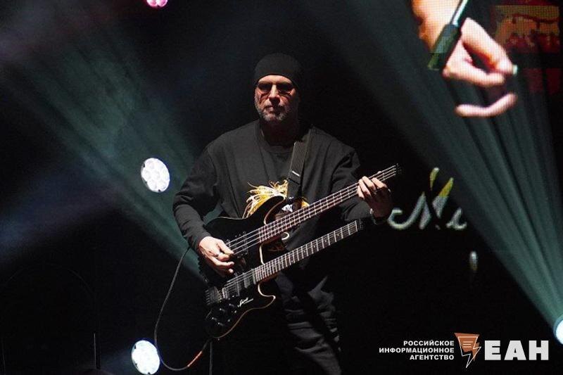    ЕАН. Музыкант с гитарой