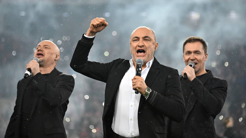 Михаил Турецкий (в центре) во время выступления.📷Фото: Иван Водопьянов / Коммерсантъ