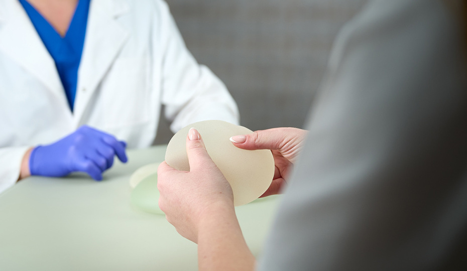 Насколько опасна маммопластика: онколог раскрыл правду о связи между грудными имплантами и развитием рака