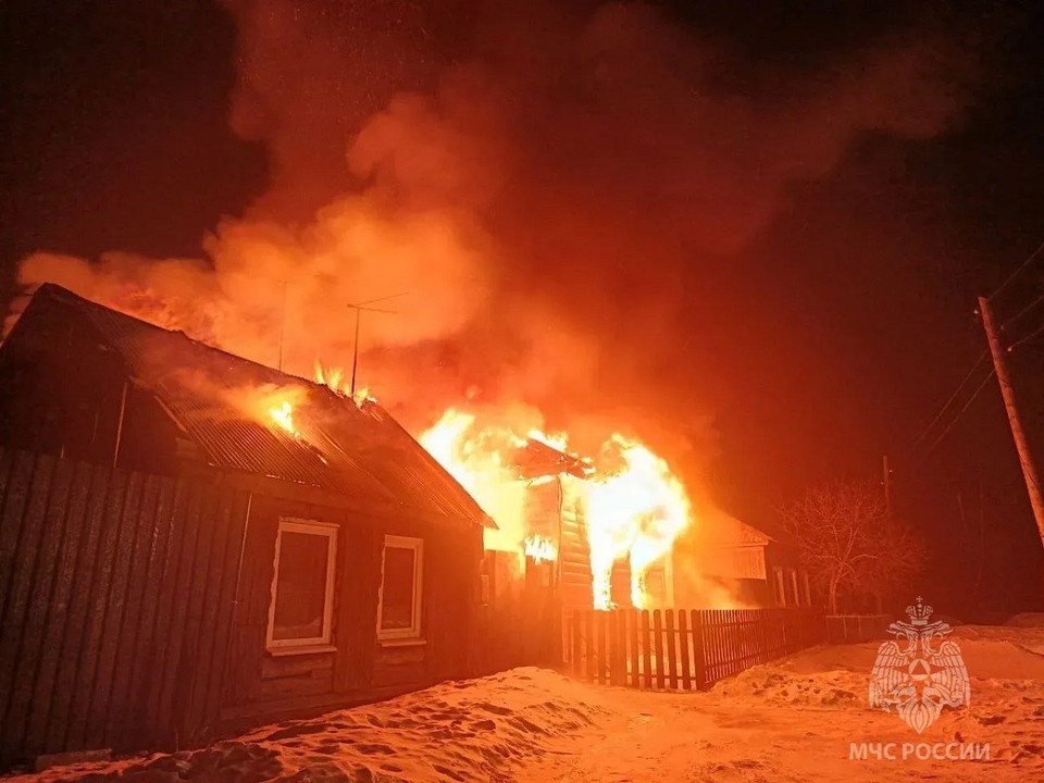    В Емельяново Красноярского края в пожаре пострадал мужчина. Фото: краевое МЧС