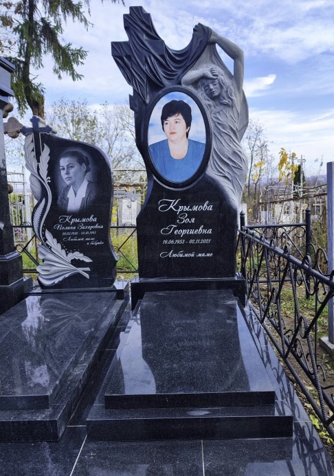 Памятник из темного гранита с плачущей и крестом-вуалью