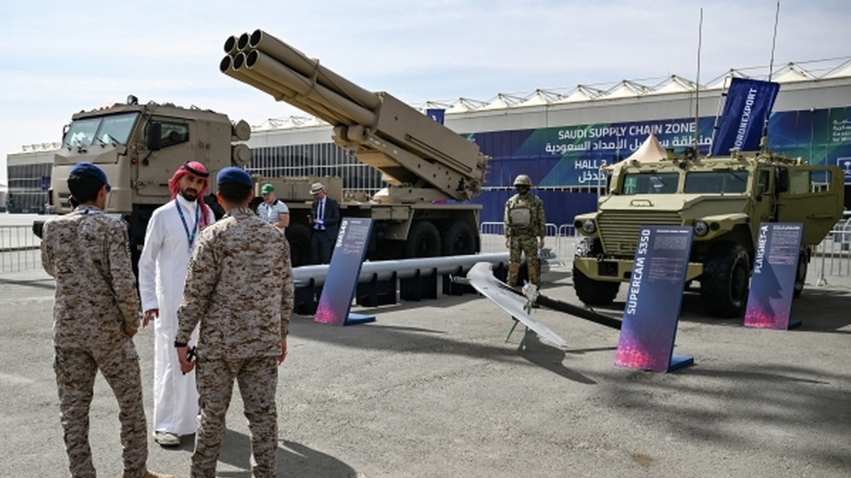    Боевая машина РСЗО «Сарма», БПЛА Supercam S350 и комплекс управления огнём артиллерии «Планшет-А» на Всемирной оборонной выставке World Defence Show в Эр-Рияде, 2026 г.