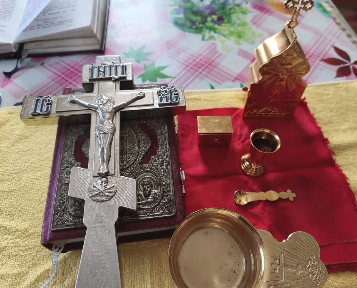 Вот такая специальная маленькая Чаша для причащения на дому. В ковшике запивка - обычная тёплая вода. 