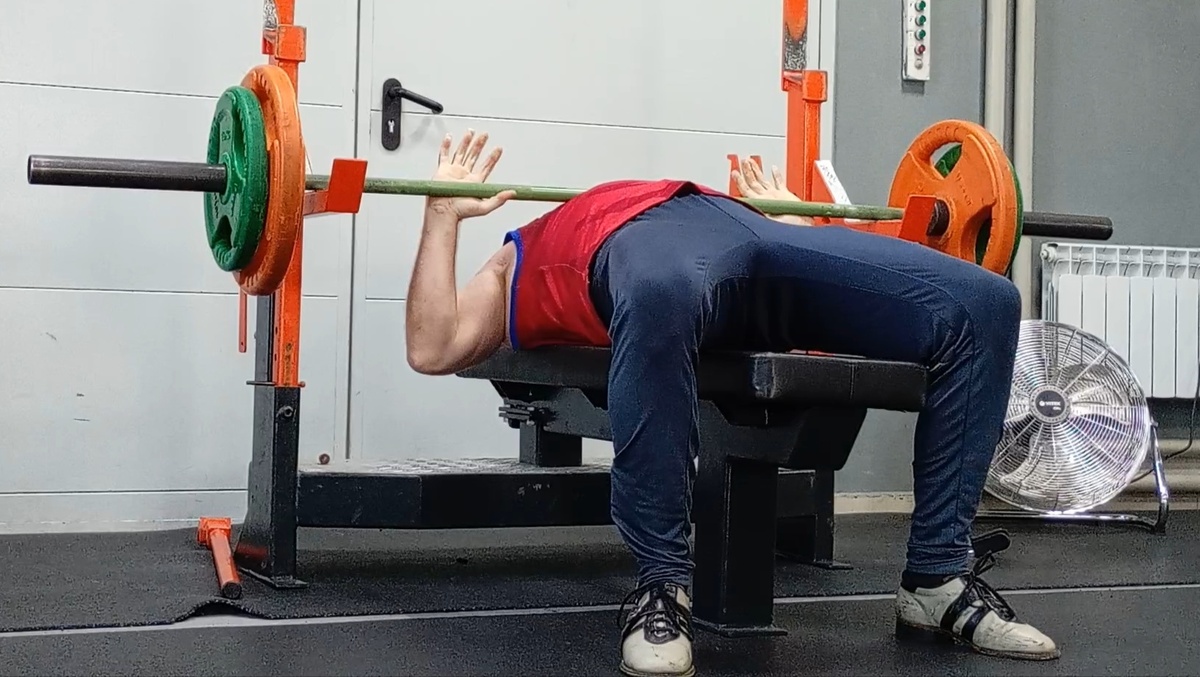 ...важно свести лопатки, правильно выбрать ширину хвата и надёжно зафиксировать кисти рук. 