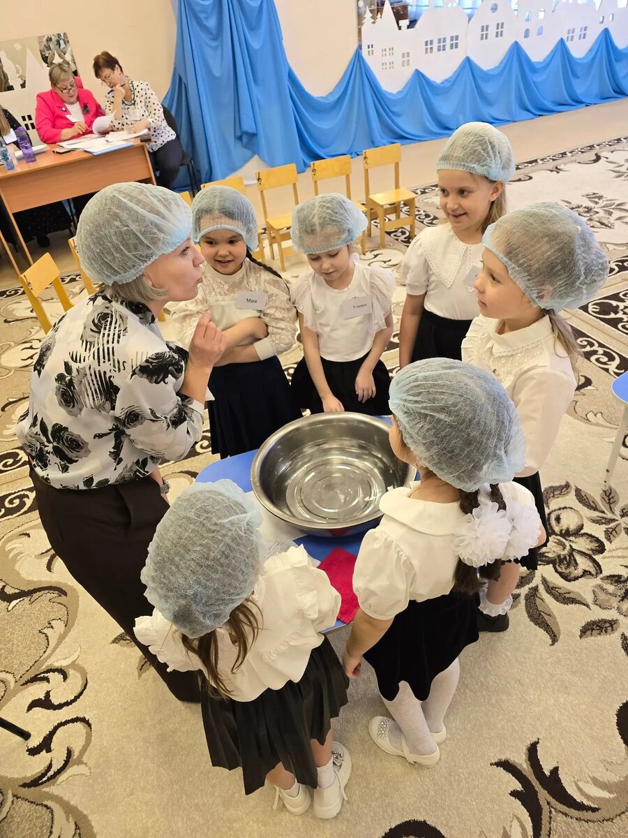 Ирина Викторовна Лобачева познакомила детей с понятием звука, рассказала, как он возникает и где встречается