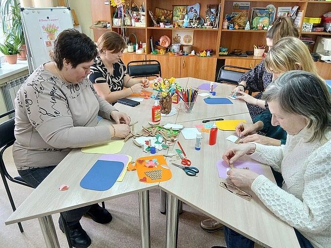 Участники мероприятия заняты созданием 3D-открыток