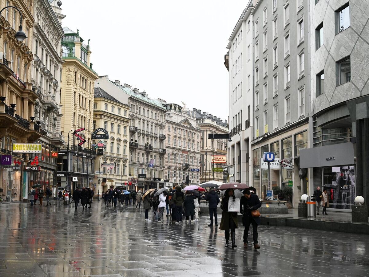    Прохожие на улице Кертнерштрассе в Вене | © РИА Новости / Сергей Пивоваров
