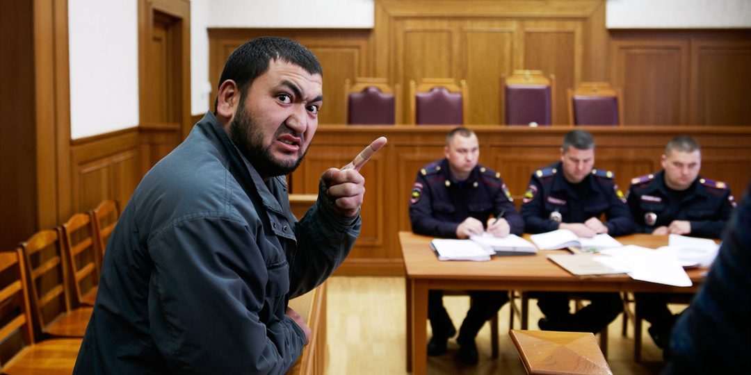 Как приезжий добился судебного разбирательства с полицией, чтобы избежать депортации, и какие последствия это имело?