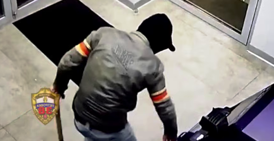 Приезжий мужчина с ледорубом пытался снять деньги в банкомате в Москве