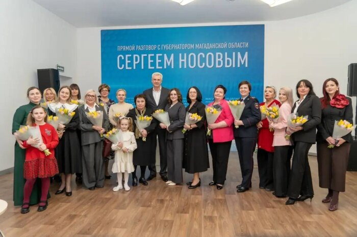 Губернатор Магаданской области с женщинами, обрадованными щедрым подарком / фото: телеграм-канал Сергей Носов