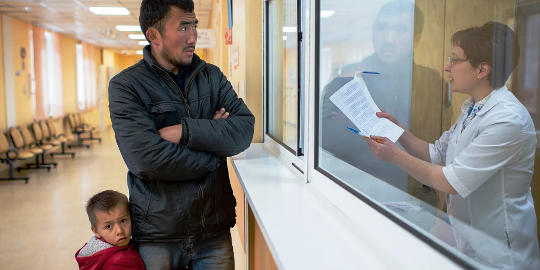 Акылбек быстро оформил российское гражданство, но его сын всё ещё не получил паспорт и ОМС. В связи с этим Акылбек решил обратиться в суд.