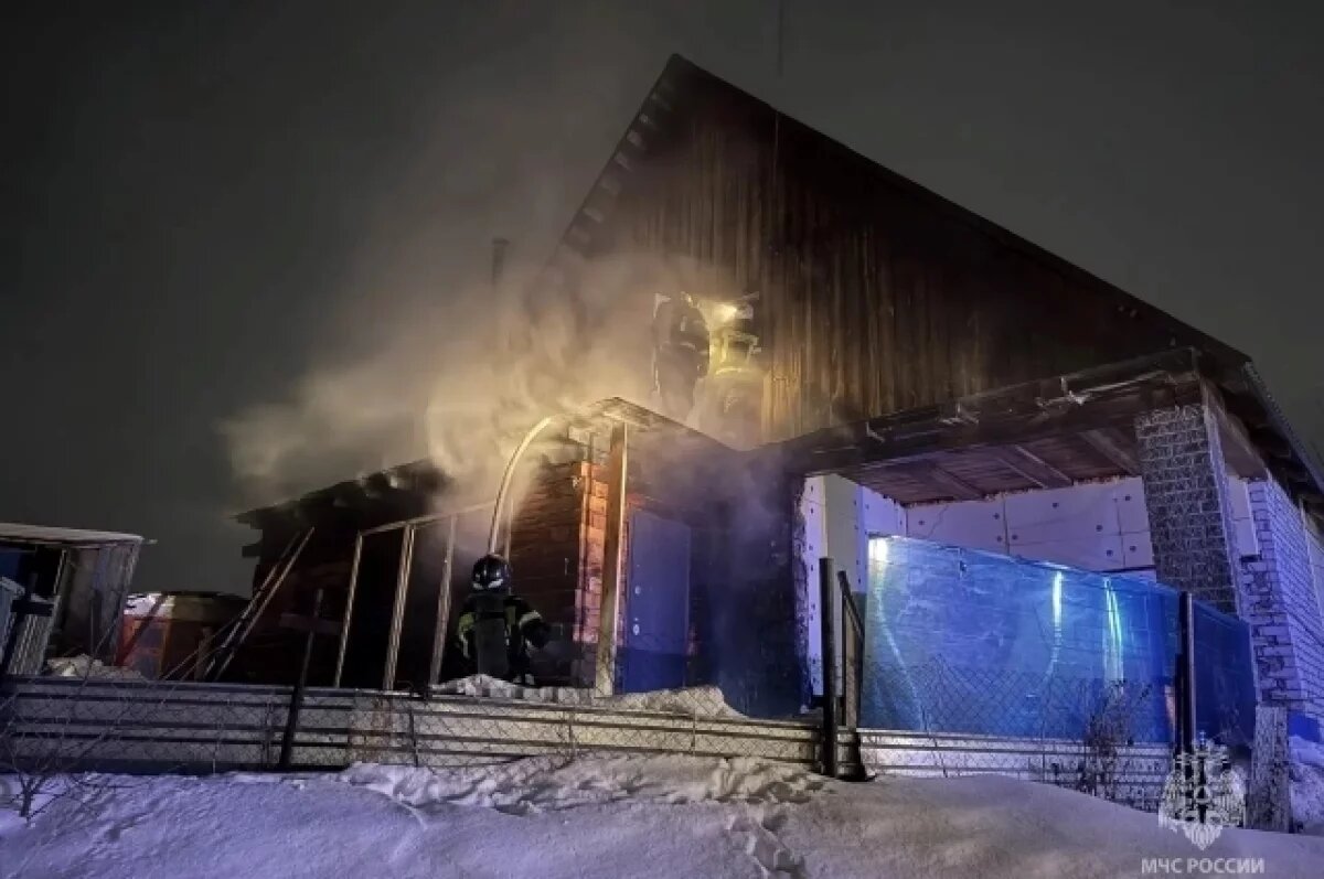    В барнаульском садоводстве из горящего дома спасли двух женщин