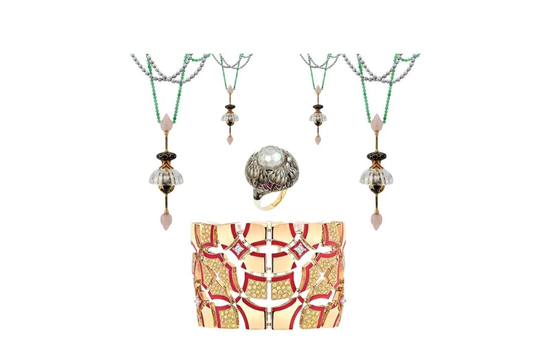 Искусство эмалирования сегодня процветает: современные художники и исторические дома моды, такие как Chanel, используют эту древнюю технику, чтобы придать цвет и жизнь своим творениям. На фотографии: золотой браслет Chanel Sunrise; кольцо llgiz F for Annoushka Burdock; и кулон Alice Cicolini Jodhpur Shinkara.