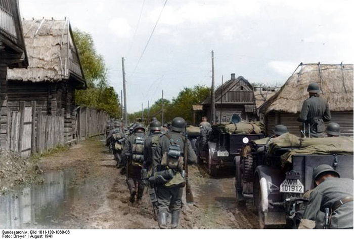 Немецкие солдаты около Минска, август 1941 г.