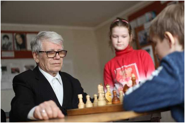 А.И. Алексеенко - наставник юных шахматистов.