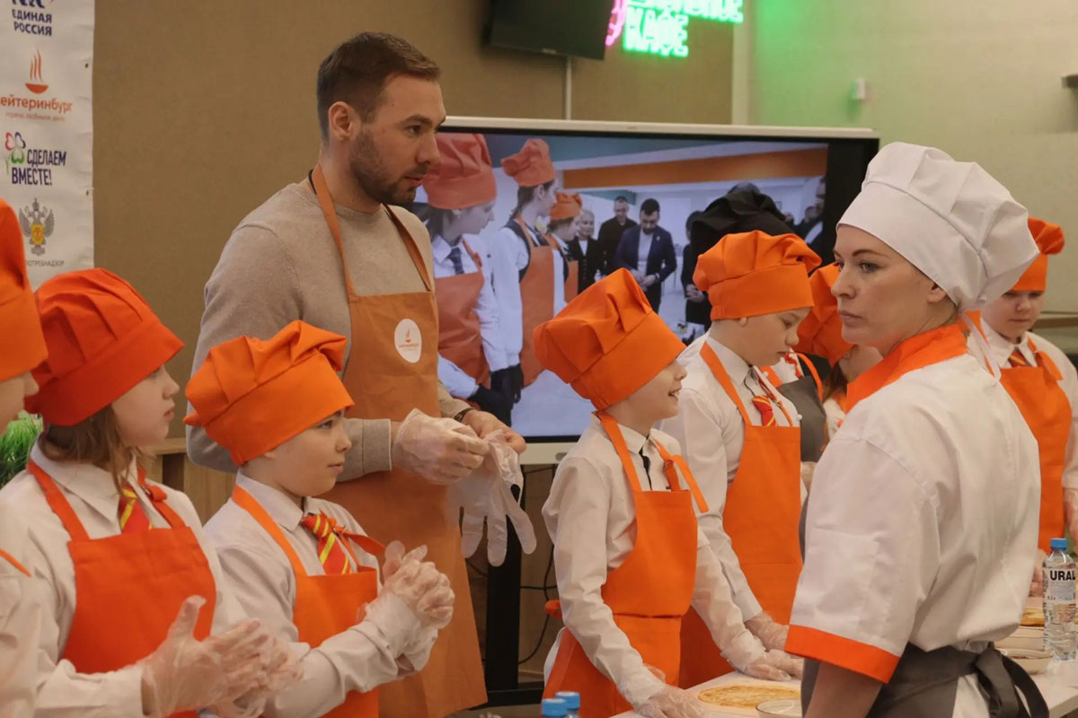    Антон Шипулин провёл мастер-класс по здоровому питанию для школьников в Каменске-Уральском