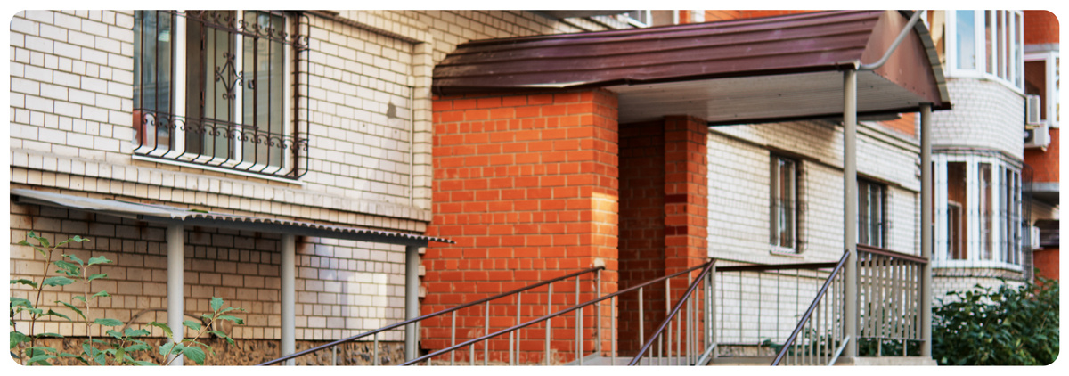 Один из самых предпочтительных выборов покупателей того времени — дом из кирпича с “необычной” архитектурой и акцентными вставками