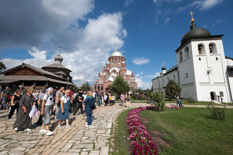    Музей-заповедник перестал справляться силами своих экскурсоводов и стал думать, что же с этим делать. «Так они придумали ввести обязательную отработку для новичков, причем поставили им какое-то бешеное количество экскурсий. В первый год все вешались», — рассказывают экскурсоводы.   
Фото: «БИЗНЕС Online»