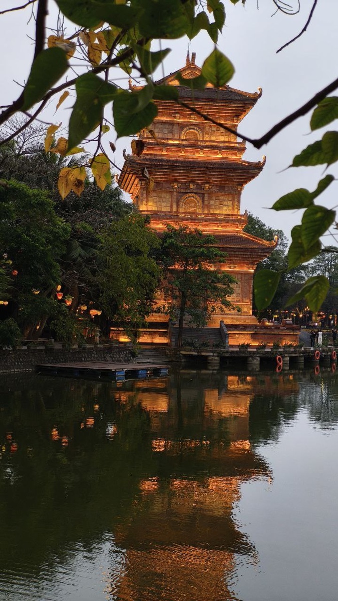 Вечерние огни с отражением волшебны