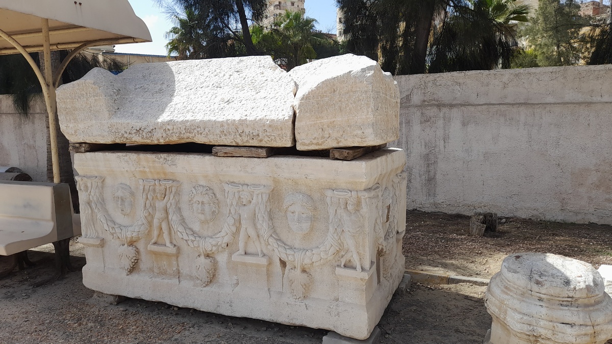 Саркофаг на территории катакомб