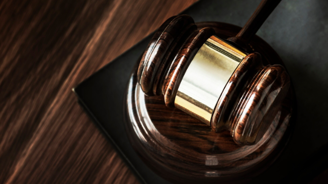 Фото: https://ru.freepik.com/free-photo/closeup-gavel-judgement-concept_3011761.htm#