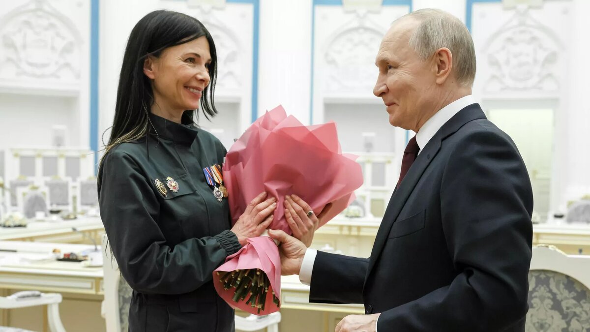 Президент РФ Владимир Путин в Кремле на встрече с женщинами © POOL