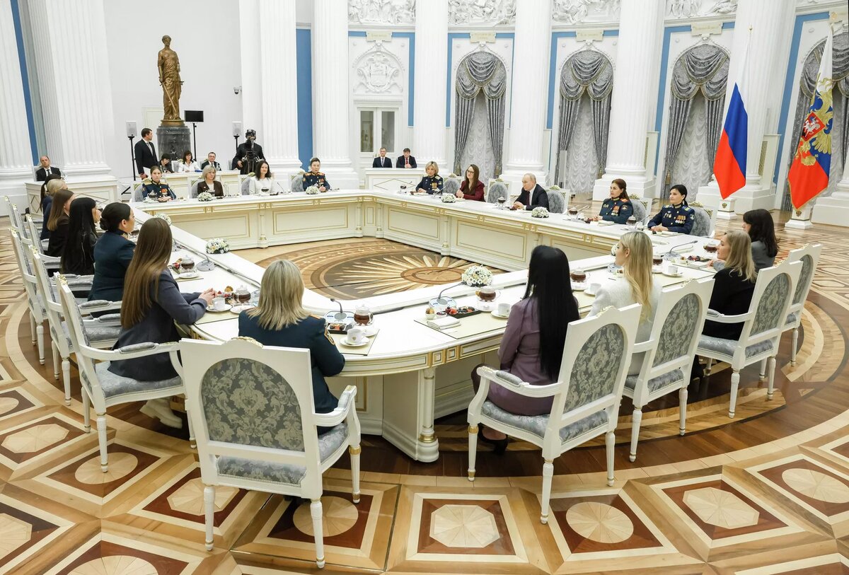 Президент Владимир Путин провел встречу по случаю Международного женского дня © POOL