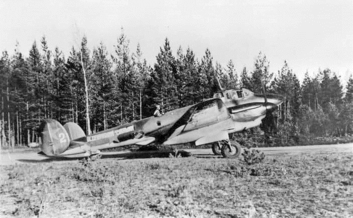 Советский самолет-разведчик Пе-2Р из звена "Осоавиахим Чувашии" 6-й отдельной дальнеразведывательной авиаэскадрильи перед вылетом на боевой задание. На фото хорошо виден стрелок-радист, стоящий в верхнем люке. Командиром экипажа этой машины являлся лейтенант Виктор Подколоднов. Ленинградская область, сентябрь 1942 года.
 