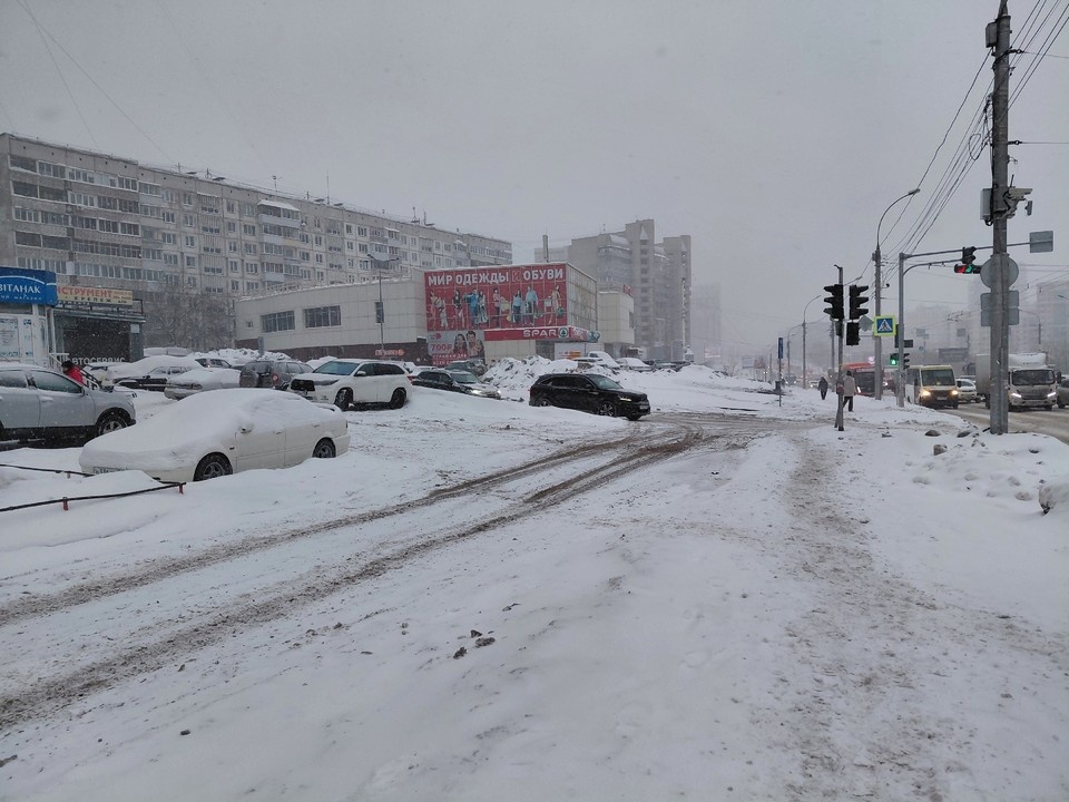 На улицах серо и пасмурно. Фото: Надежда РЫЖКИНА