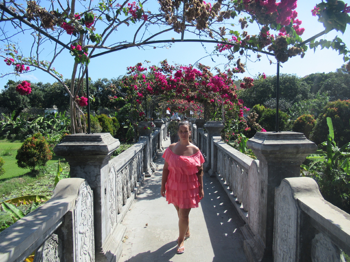 Это я сразу после удочерения Рады, еще не познавшая прелестей прогулки с собакой в любую погоду 