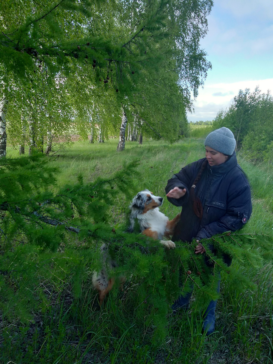 Это мой наряд сейчас. Не спрашивайте, почему я летом в зимнем тулупе и шапке. Думаю, на это была причина