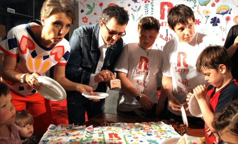    Супруги активно занимались благотворительностью, основав фонд «Я есть!» для помощи особенным детям.