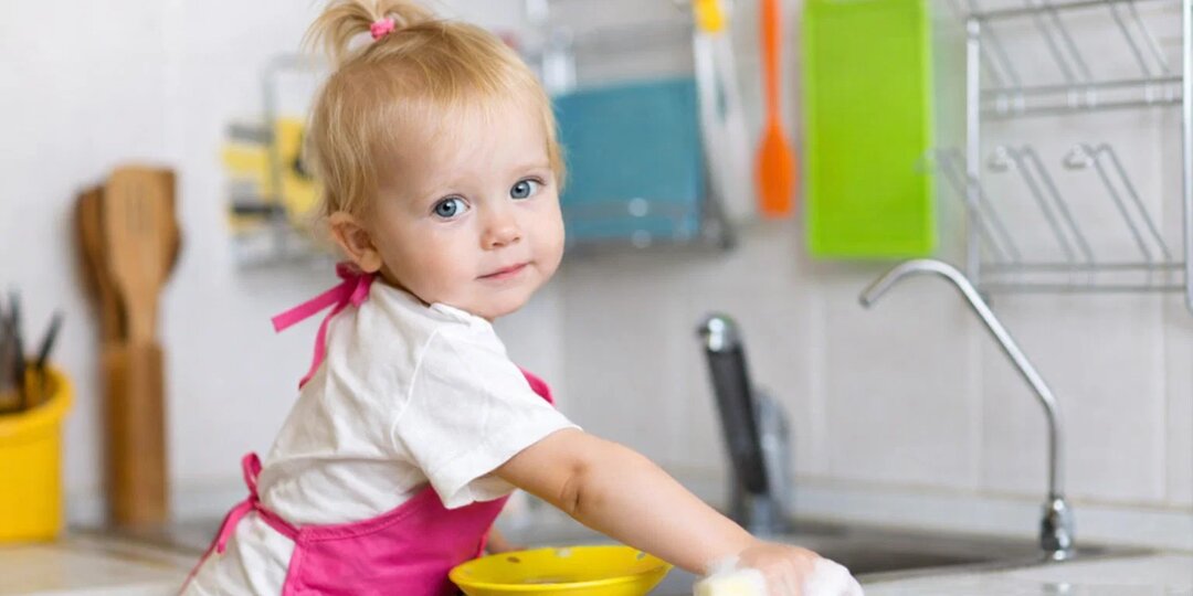 Моя дочка начала помогать по дому в 1,5 года. Рассказываю, как это изменило её поведение и атмосферу в семье