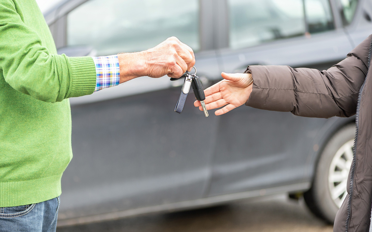 thka / Shutterstock / FOTODOM📷Прежде всего продажу кредитной машины необходимо согласовать с банком, поскольку автомобиль находится у него в залоге