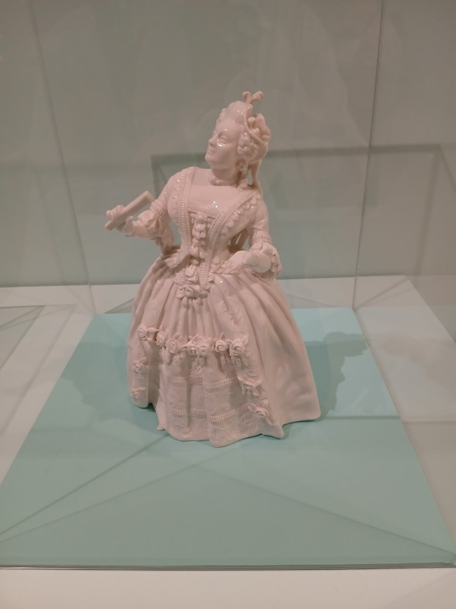 "Екатерина II с веером в маскарадном костюме". Фарфор. 1917. Собрание Владимира Левшенкова. Санкт-Петербург.