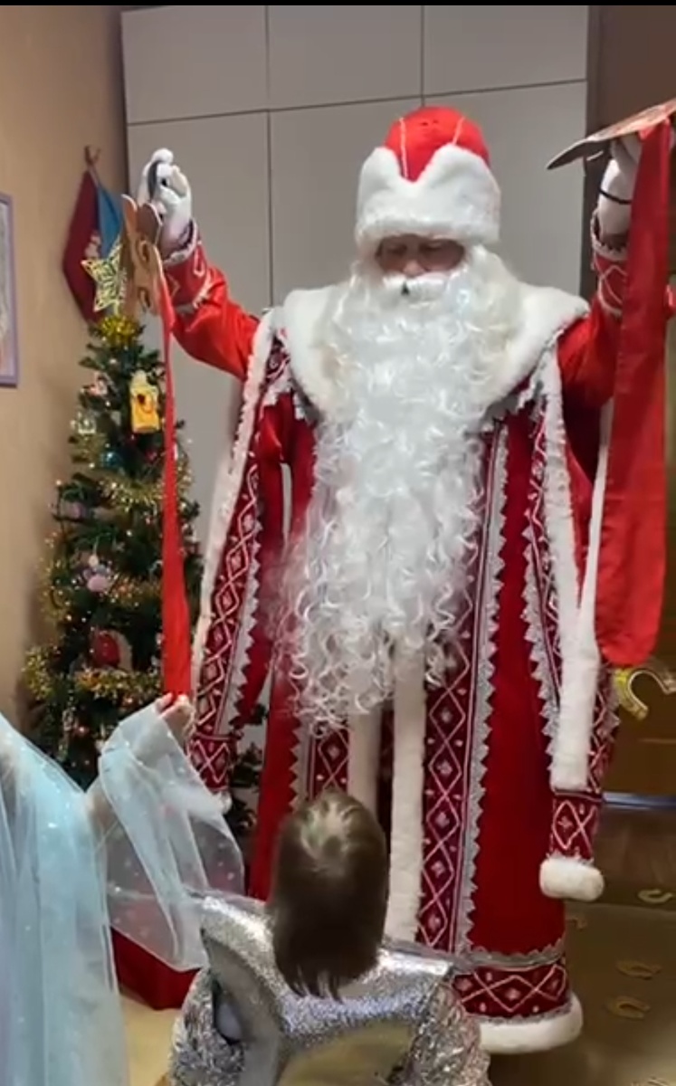 Вот детям нужны и эмоции, и подарок