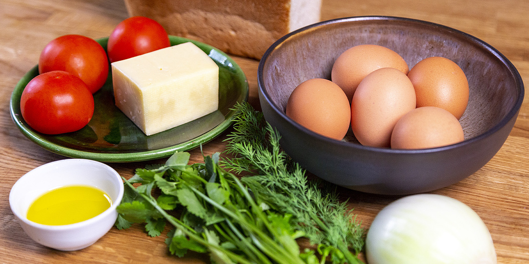 Яичница с томленым луком, томатами и сыром