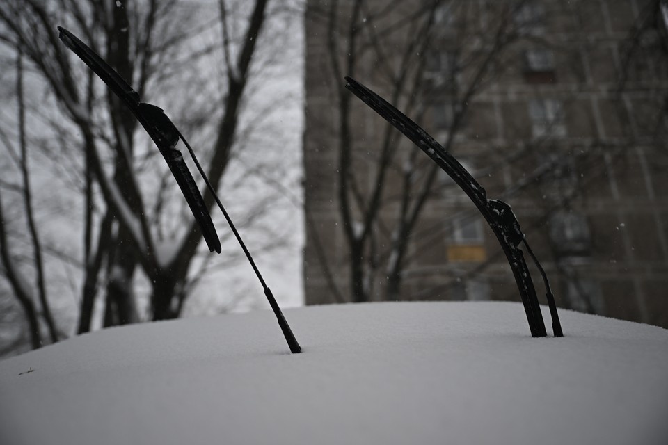    В Ульяновске на проспекте Гая глыба льда упала с крыши и расплющила машину Архив "КП"